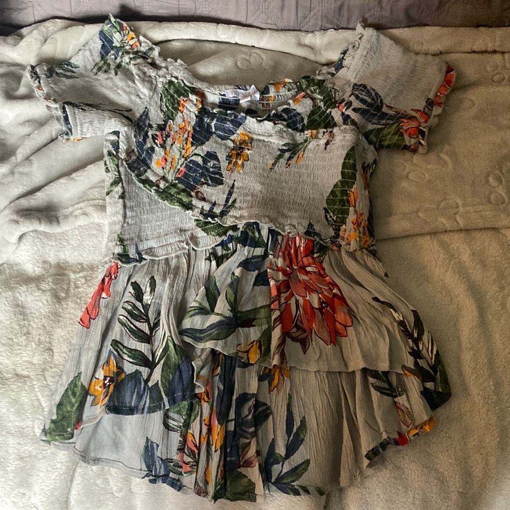 Short ruffled stretchy top